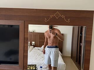 youngplayboymmm live webcam thumbnail