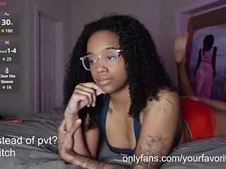 yourfavoritewitch live webcam thumbnail